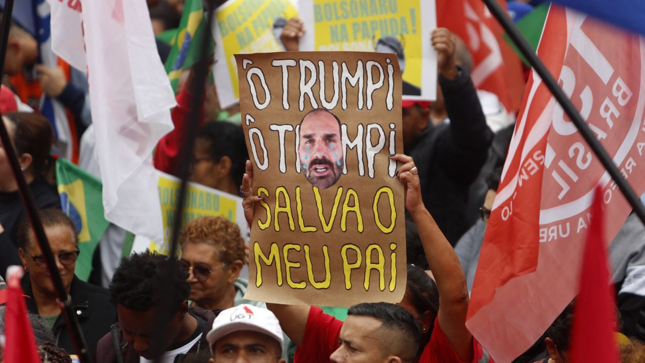 Juez de Brasil cita a Eduardo Bolsonaro, hijo del expresidente, por permanecer en Estados Unidos