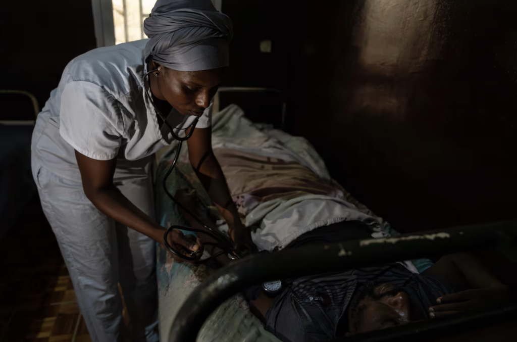 Enfermera en el centro Sajed de atención a las personas drogodependientes