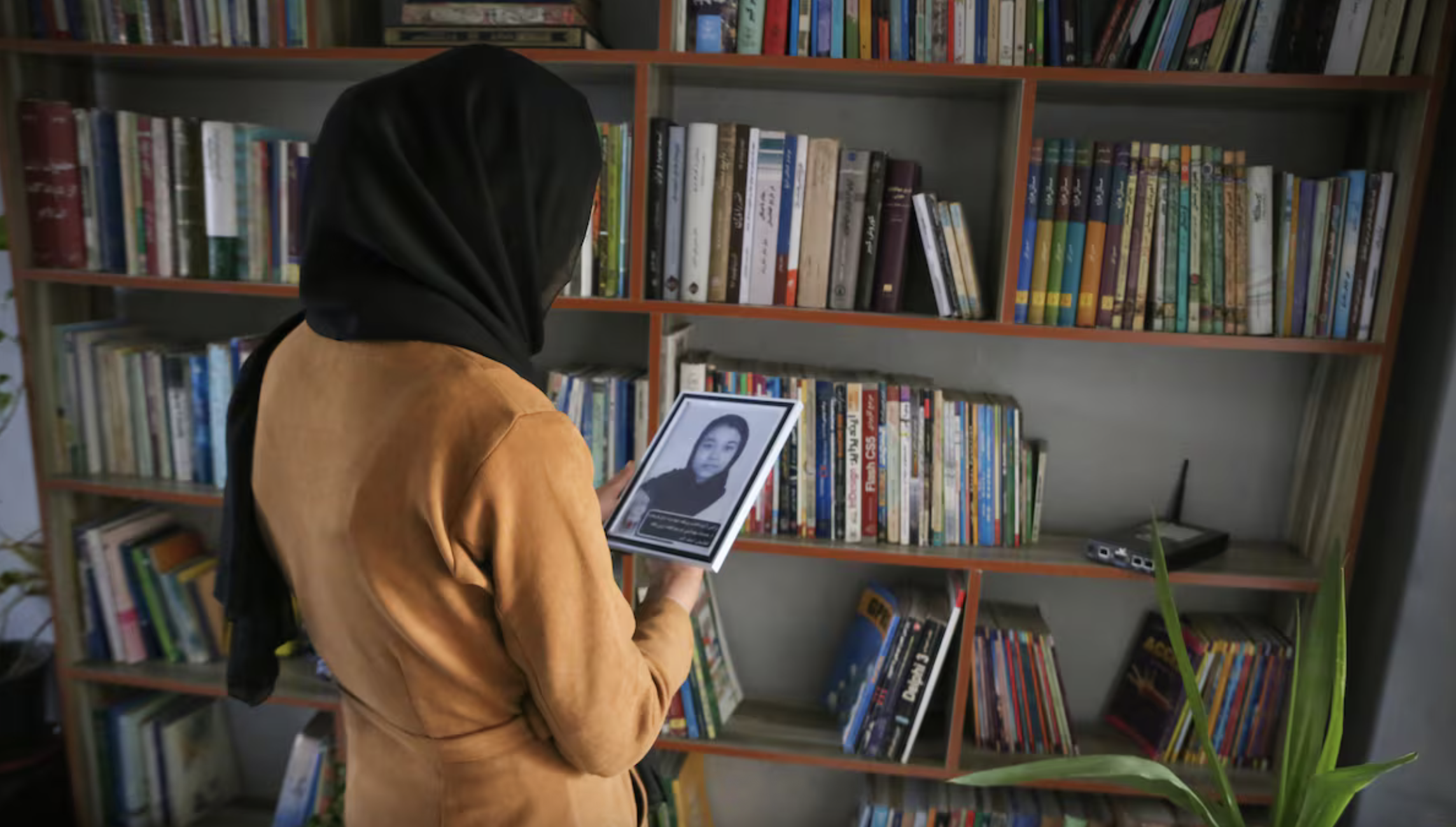 Una mujer observa la fotografía en una biblioteca dedicada a las víctimas del atentado suicida del 30 de septiembre de 2022, en Kabul (Afganistán), el 12 de noviembre de 2022.