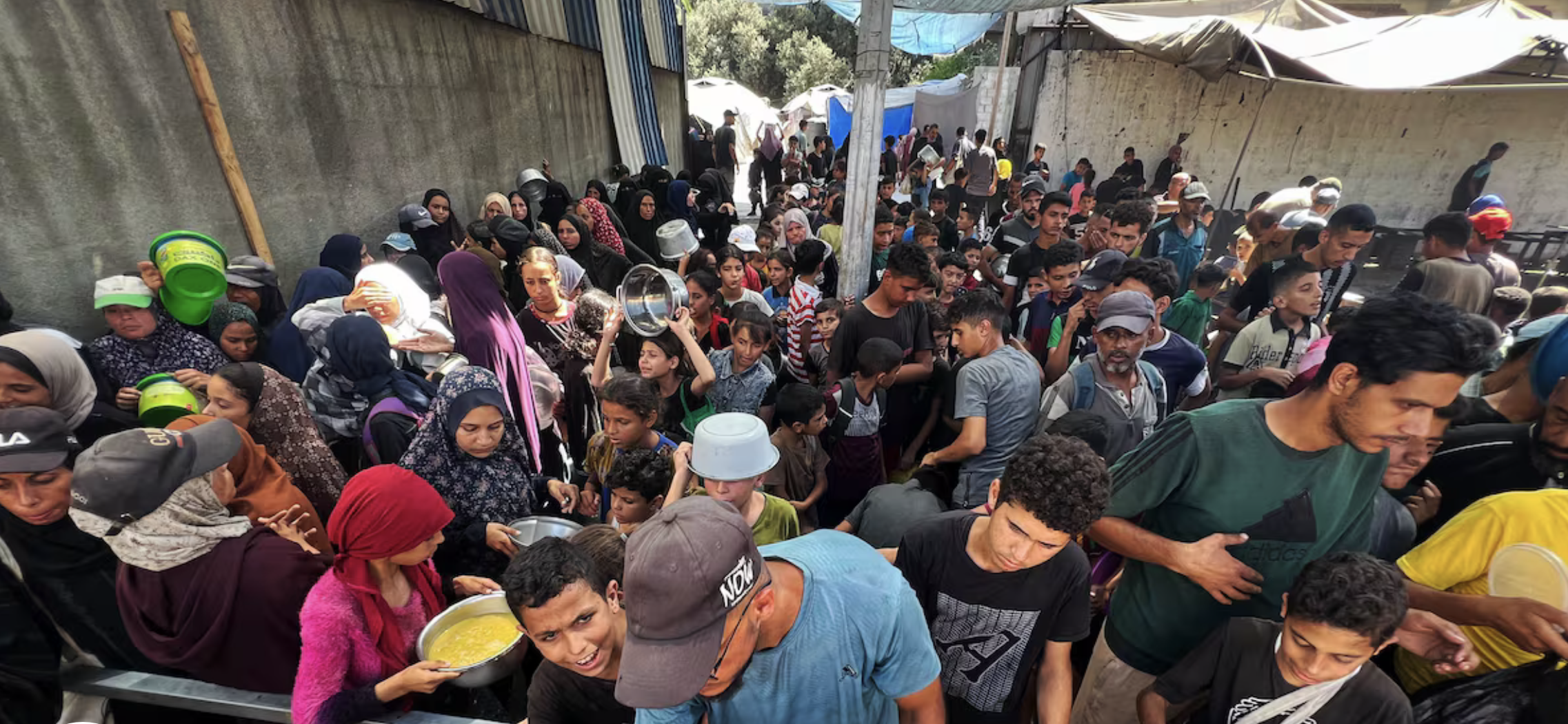 Gazatíes desplazados, el sábado, en un reparto de comida en Nusairat.