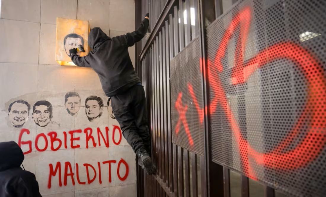 Caso Ayotzinapa: Embajada de EU en México alerta por protestas violentas en CDMX
