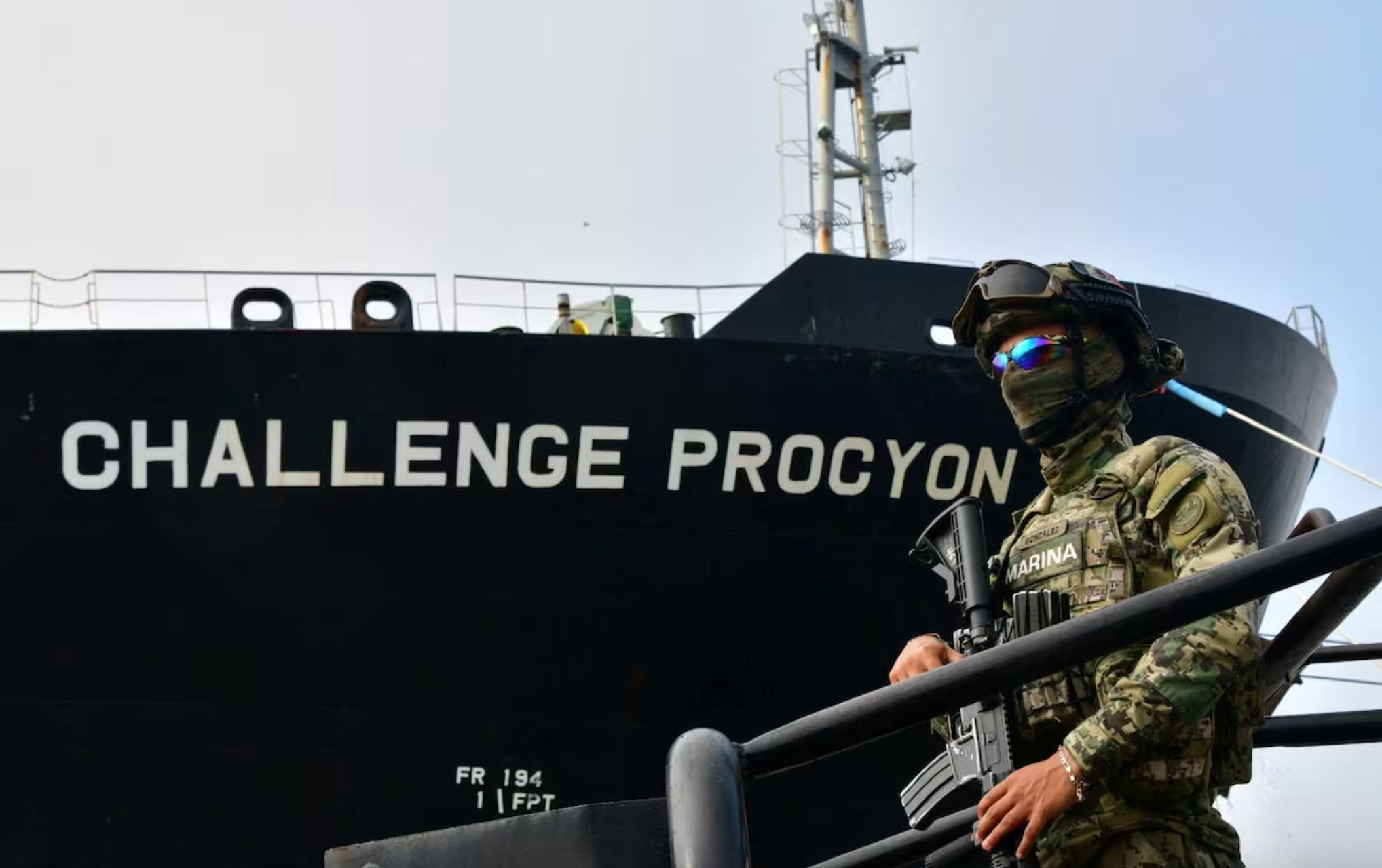 Un miembro de la Marina frente al buque petrolero Challenge Procyon, en Tampico, Tamaulipas, en 2025. Secretaria de Marina (SEMAR) (Via REUTERS)