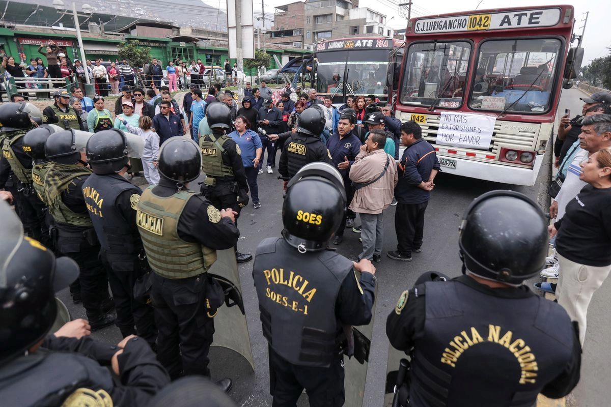 Transportistas de Perú protestan contra las extorsiones y el asesinato de 47 choferes