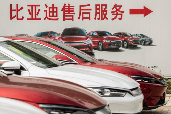 Imágen tomada de Bloomberg. BYD reduce metas de ventas mientras los inversores cuestionan su capacidad de reacción.Vehículos BYD aparcados en un estacionamiento fuera de una sala de exposición BYD en Pekín, China, el miércoles 25 de agosto de 2021. (Qilai Shen) -
