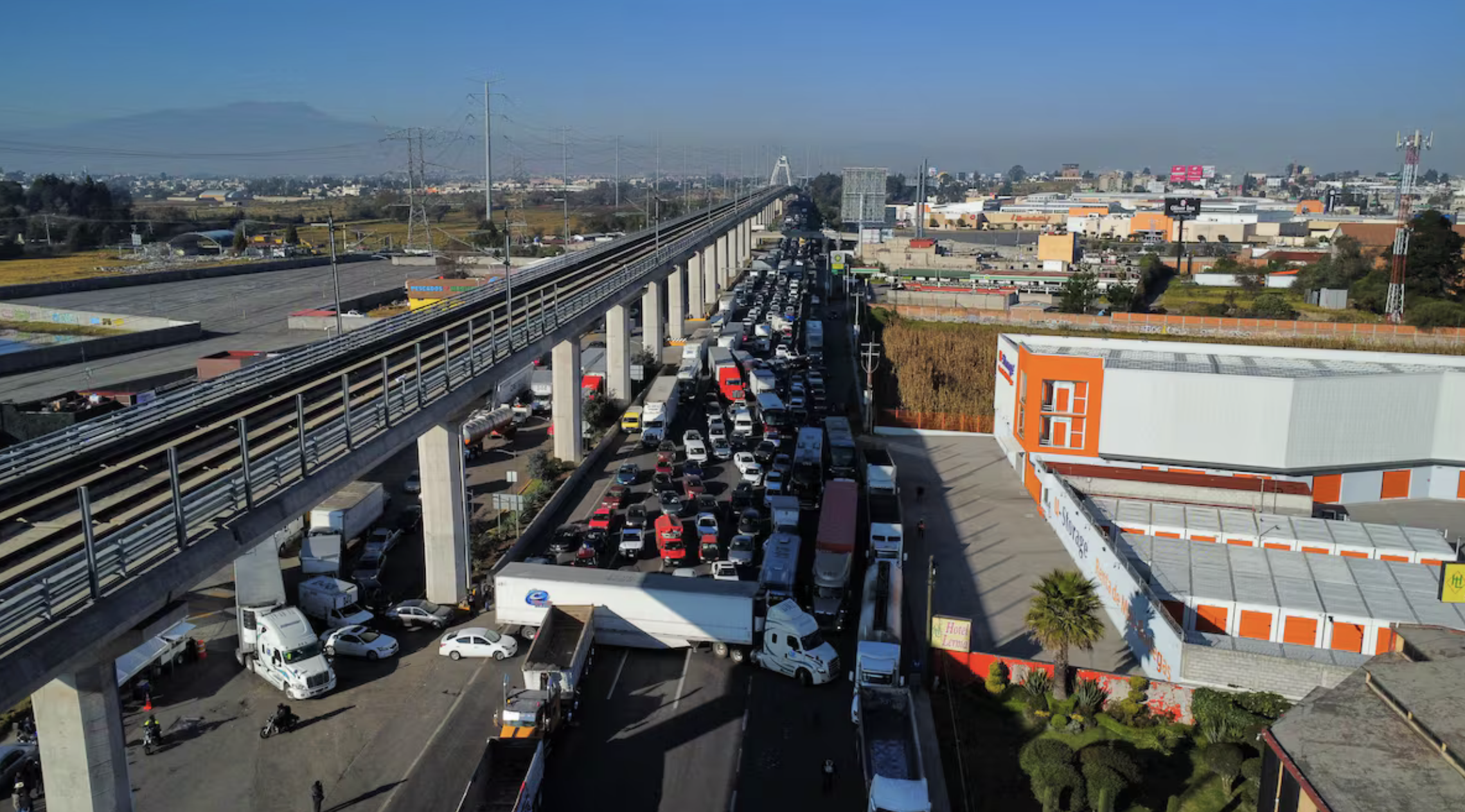 Los campesinos y los transportistas mexicanos bloquean carreteras de todo el país en su demanda de precios justos y seguridad