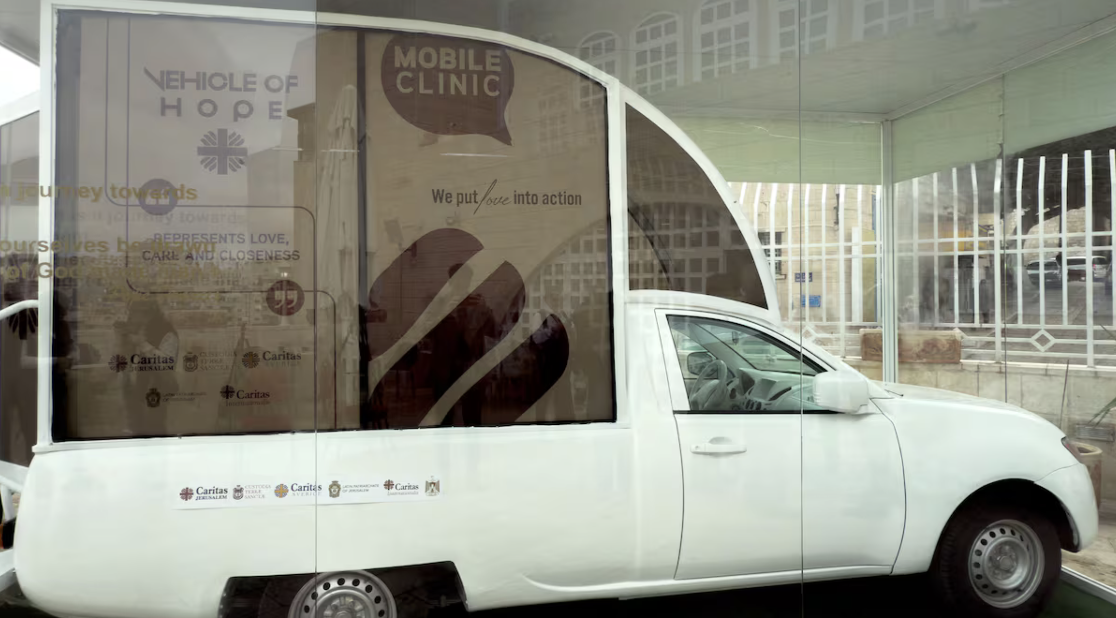 El papamóvil de Francisco convertido en clínica llega a Belén y espera el permiso de Israel para entrar en Gaza