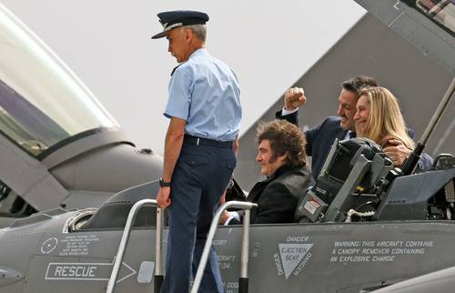 Milei a bordo de uno de los cazas, y atrás de él, su hermana Karina, secretaria de la presidencia.