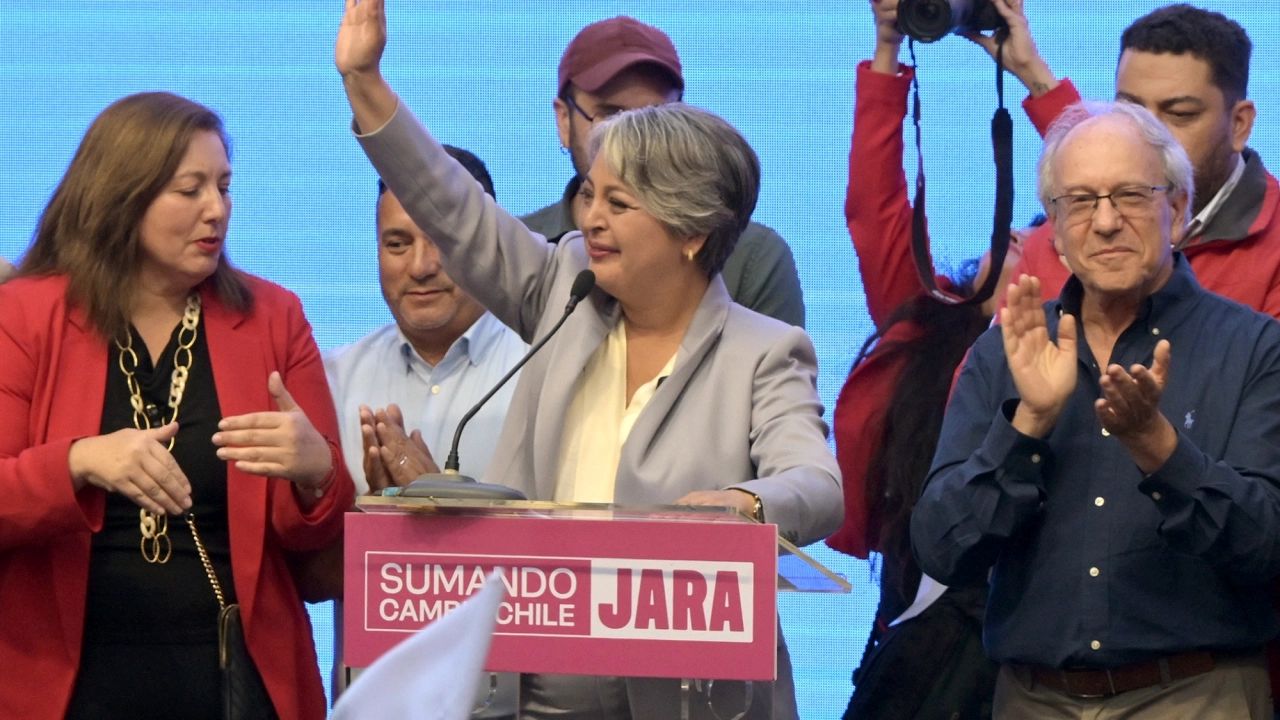 Jeannette Jara promete una oposición "exigente" a Kast tras perder elecciones en Chile