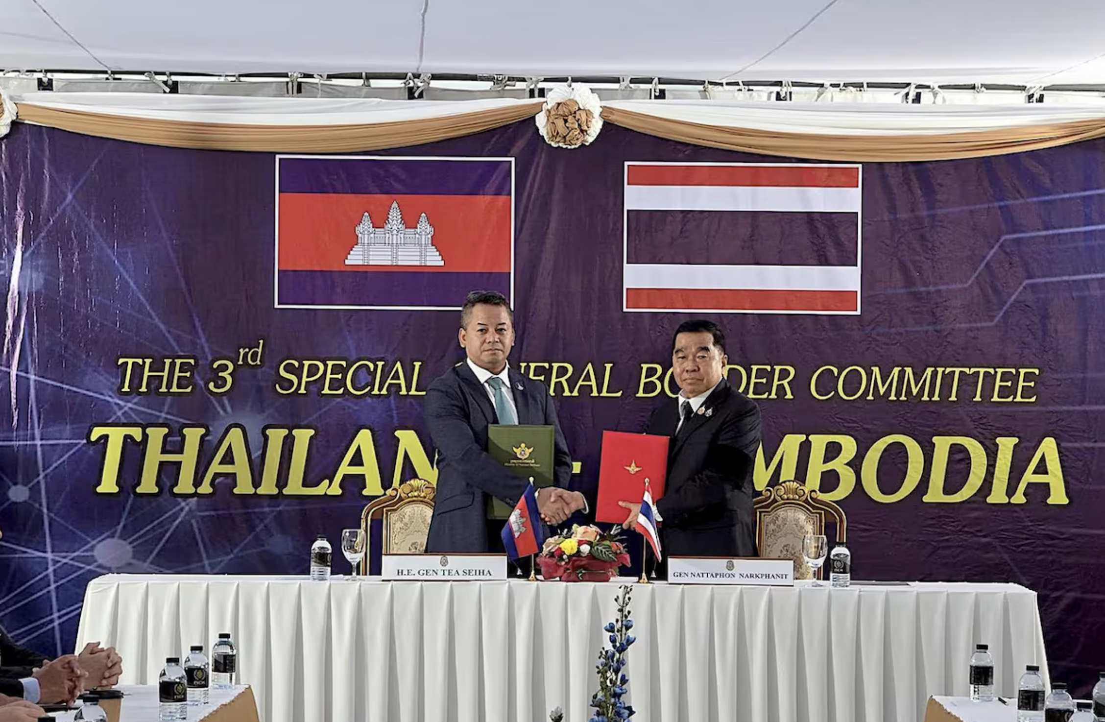 Tailandia y Camboya pactan el fin de unos choques que dejan un centenar de muertos y 700.000 desplazados