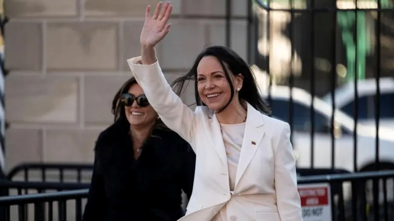 La “breve y atípica” visita de María Corina Machado a la Casa Blanca en la que le “ofreció” su premio Nobel de la Paz a Donald Trump