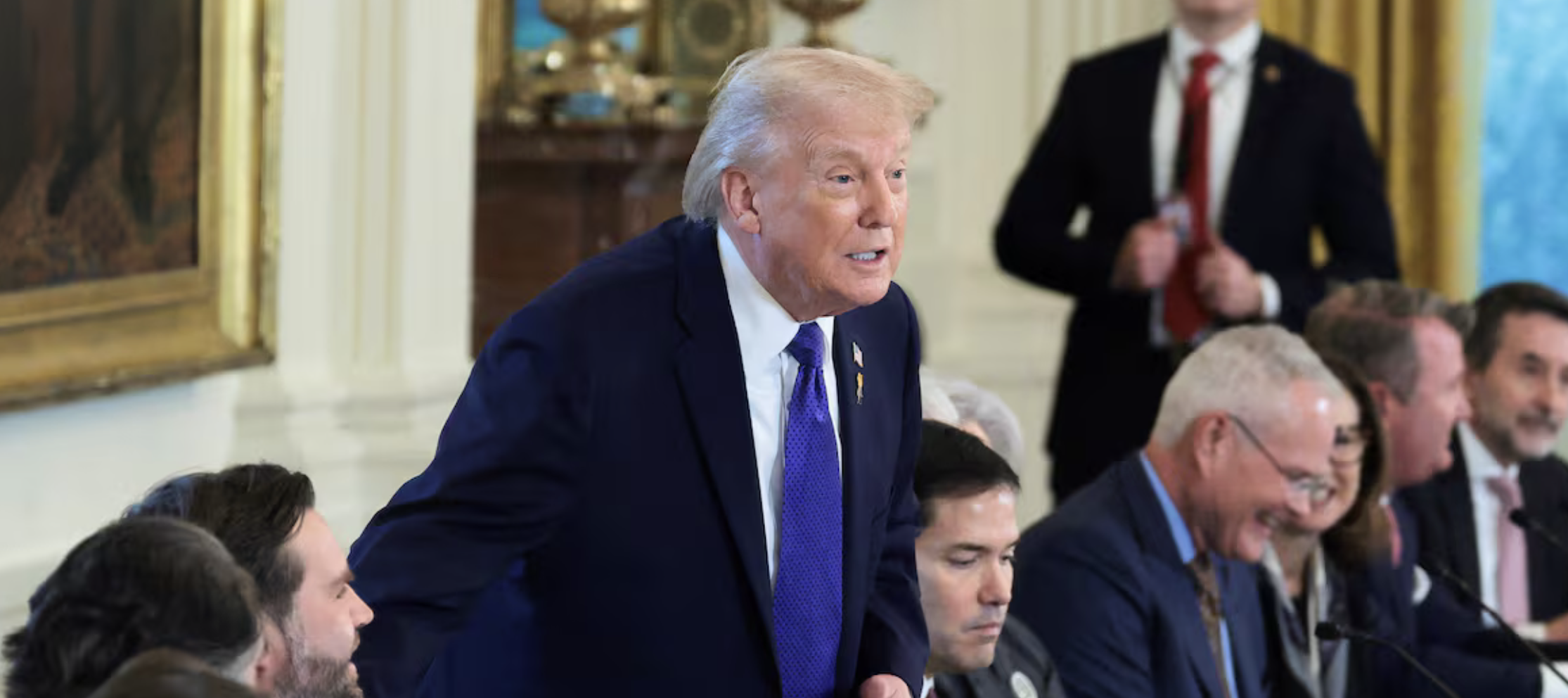 Trump insta a las petroleras a invertir 100.000 millones de dólares en Venezuela para controlar la industria