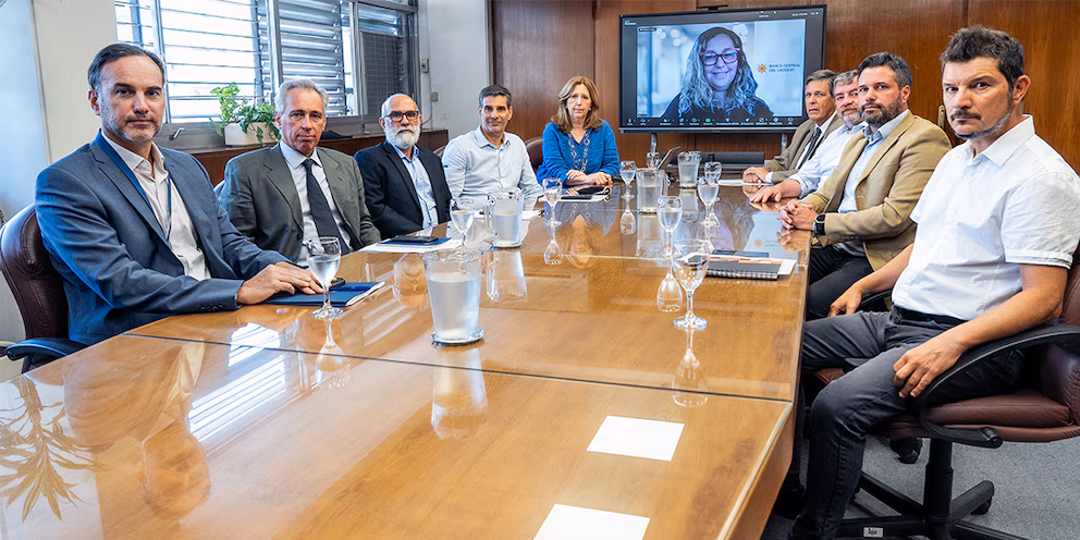 Uruguay definió un fuerte recorte de su tasa de interés en medio de las presiones por la baja del dólar