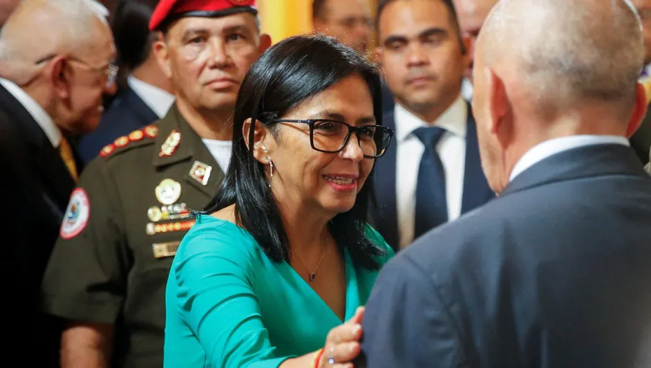 Presidenta venezolana cambia comandantes militares regionales tras caída de Maduro
