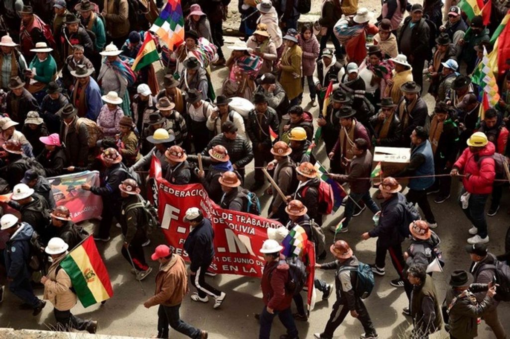 Manifestantes asisten a una manifestación convocada por sindicatos contra la eliminación de los antiguos subsidios a los combustibles por parte del gobierno en El Alto, Bolivia