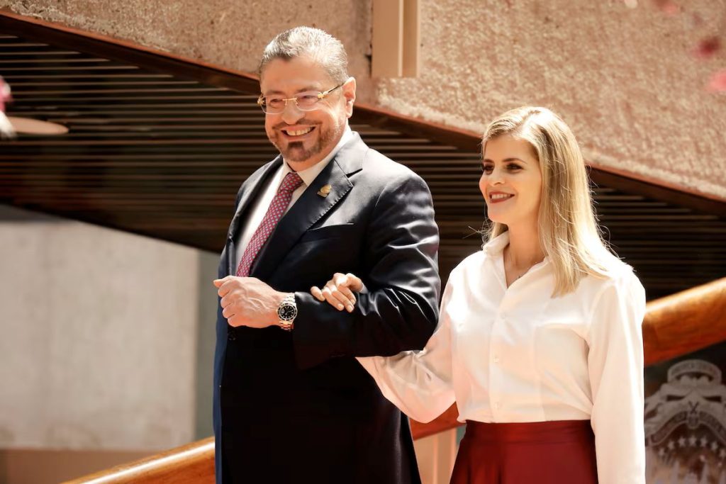 Rodrigo Chaves y Laura Fernández durante una rueda de prensa en San José, Costa Rica, este miércoles.
