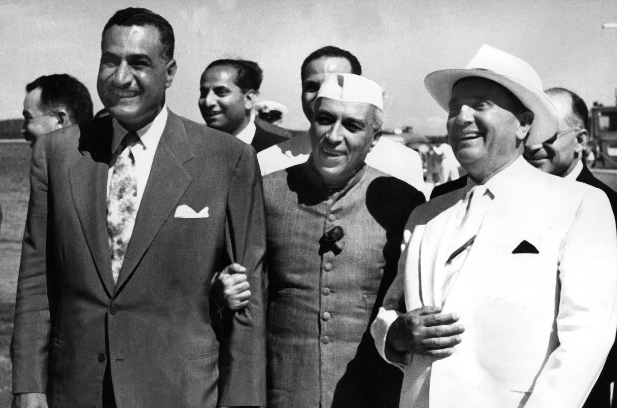 How to Survive in a Multialigned World