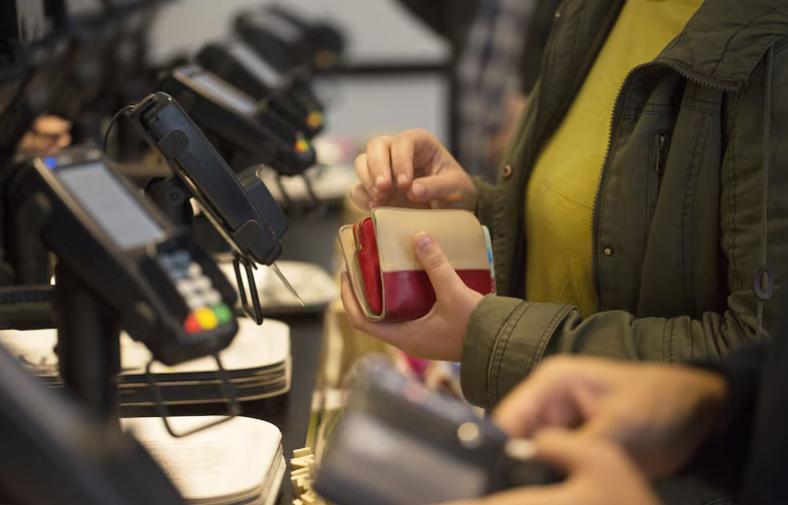 personas pagando-Bloomberg