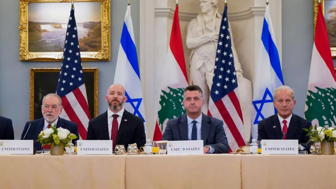 El embajador de Estados Unidos en Israel, Mike Huckabee; el jefe de gabinete del secretario de Estado, Marco Rubio, Daniel Holler; el asesor adjunto de Seguridad Nacional, Mike Needham; y el embajador de Estados Unidos en el Líbano, Michel Issa, asisten a una reunión con representantes de Estados Unidos, Líbano e Israel en el Departamento de Estado en Washington, D.C., Estados Unidos, el 2 de junio de 2026.