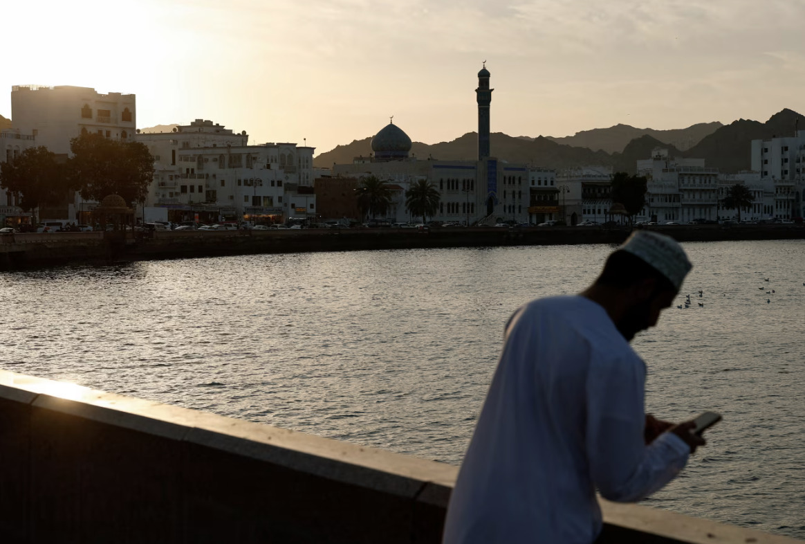 U.S. Presses Neutral Oman to Pick a Side and Cut Ties With Iran