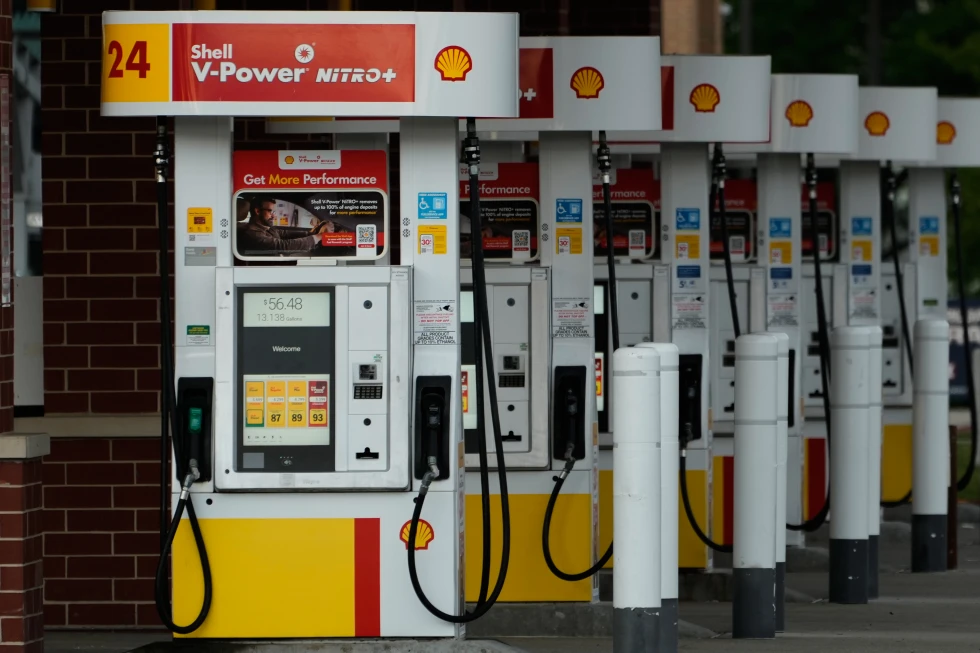 U.S. Gas Prices Climb Above $4 as Iran Conflict Pushes Oil Markets Higher