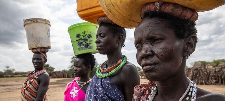 Las mujeres de Sudán del Sur salen en busca de agua.