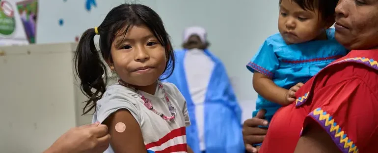 La cobertura mundial de inmunización infantil avanza lentamente pese a los conflictos y la reticencia a la vacunación.