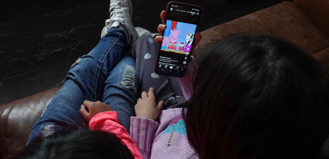 Siete horas frente a la pantalla: México quiere que los niños suelten el celular.