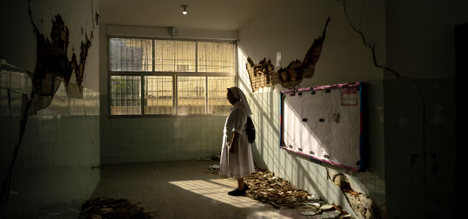 Aulas vacías en La Guaira: los terremotos de Venezuela dejan decenas de alumnos fallecidos y a miles sin escuela.