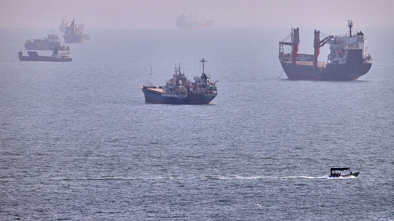 La AIE y la OPEP discrepan sobre la demanda de petróleo mientras se prolonga el cierre de Ormuz