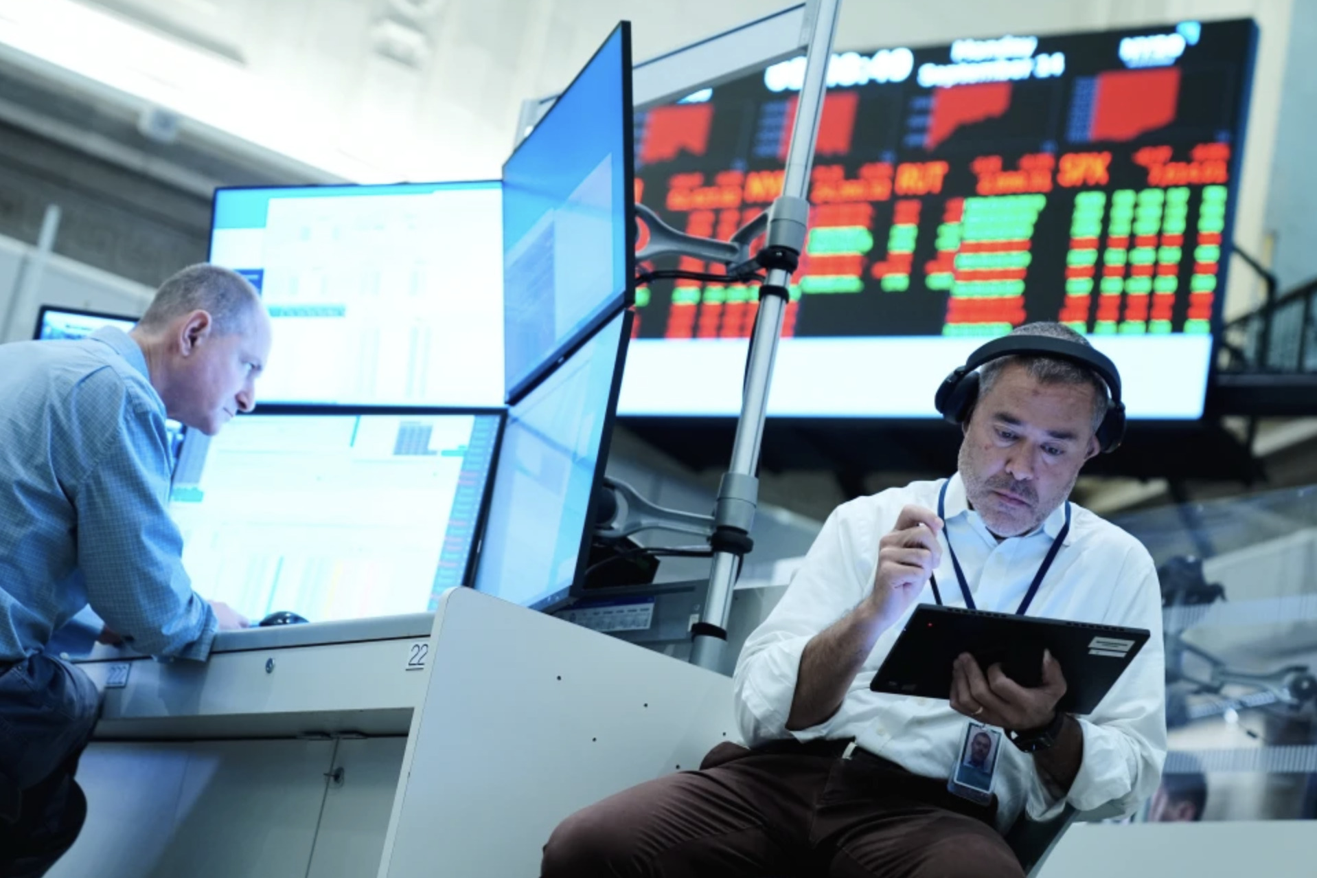 US stocks drift after oil prices halt their weeklong drop