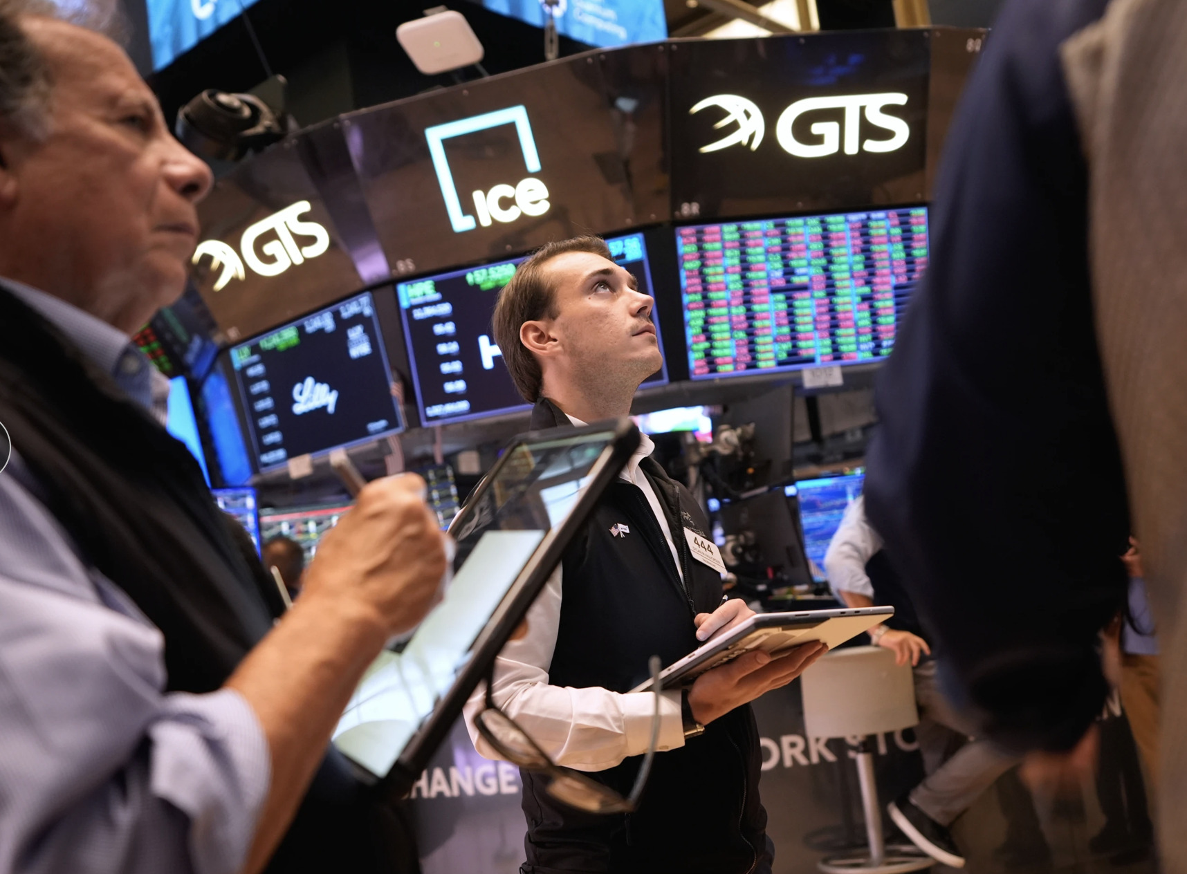 Wall Street rallies within 0.4% of its record after oil prices and bond yields ease