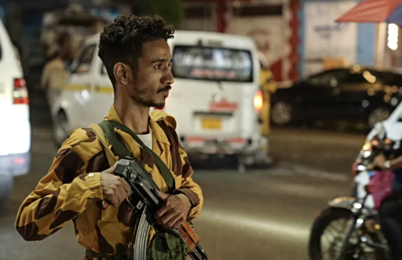 Yemen army strikes Sanaa Houthi casualties Taiz border crossing closed amid intense regional combat