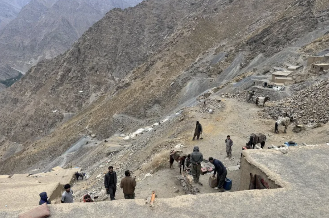 Afghanistan’s Emerald Miners Attract Global Buyers Despite Difficult Working Conditions
