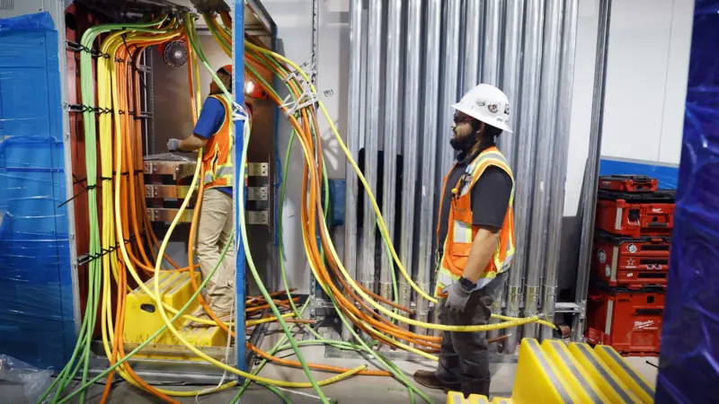 Qué es la fotónica y cómo puede lograr que los centros de datos de la IA consuman menos agua y energía