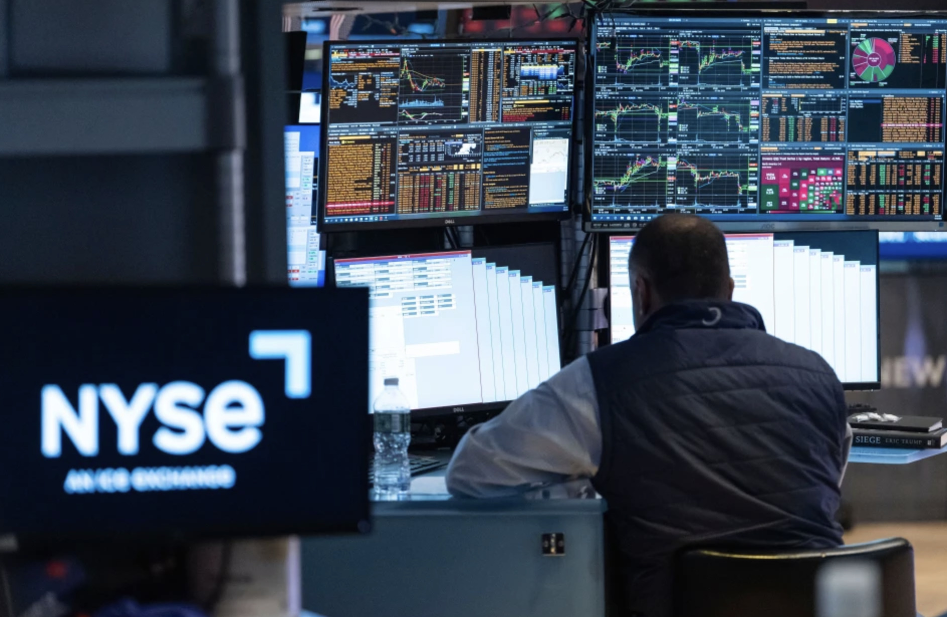 US markets are weighed down by an extended sell-off in the tech sector