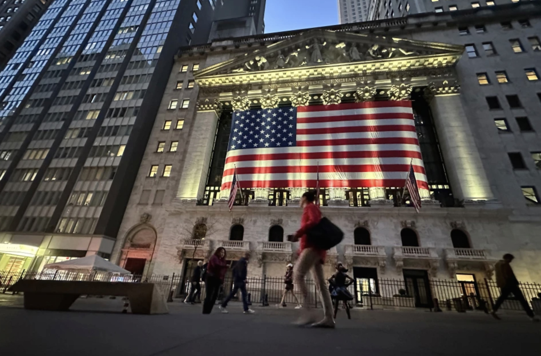 Wall Street muscles higher despite more swings for AI stocks